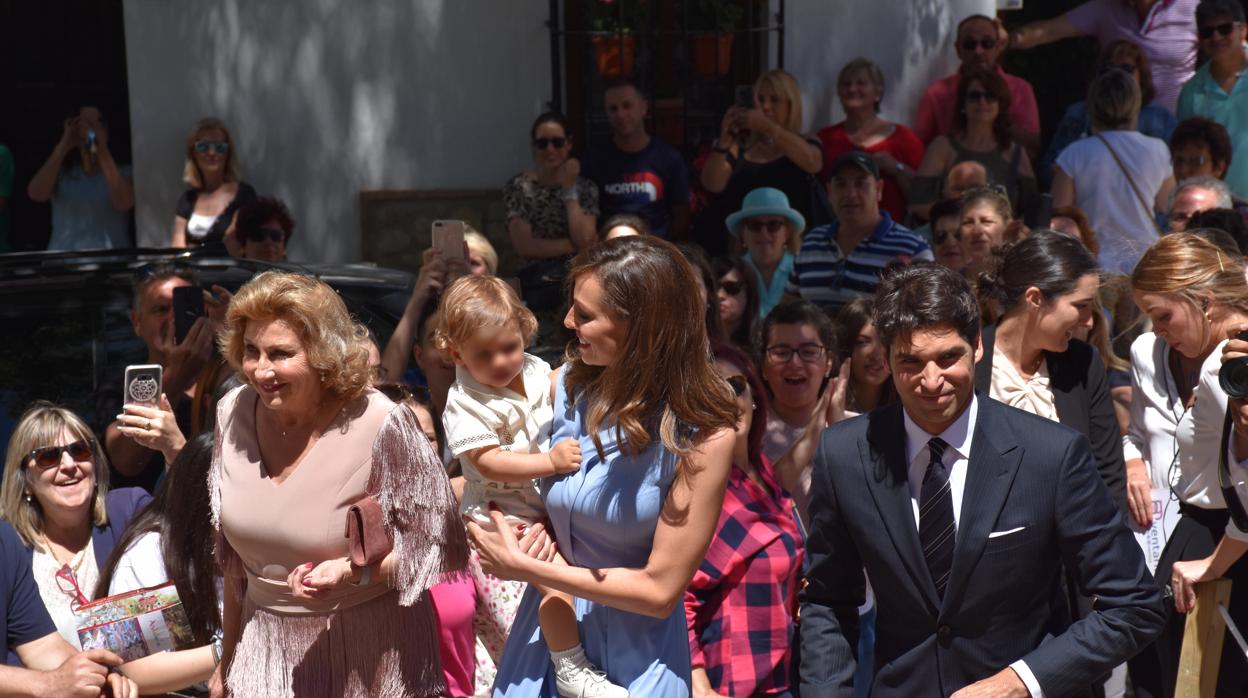 Cayetano Rivera y Eva González con su hijo en brazos a la llegada a la iglesia en Ronda