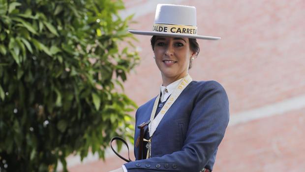 La mujer que dirige el camino de los rocieros de Córdoba hacia Almonte