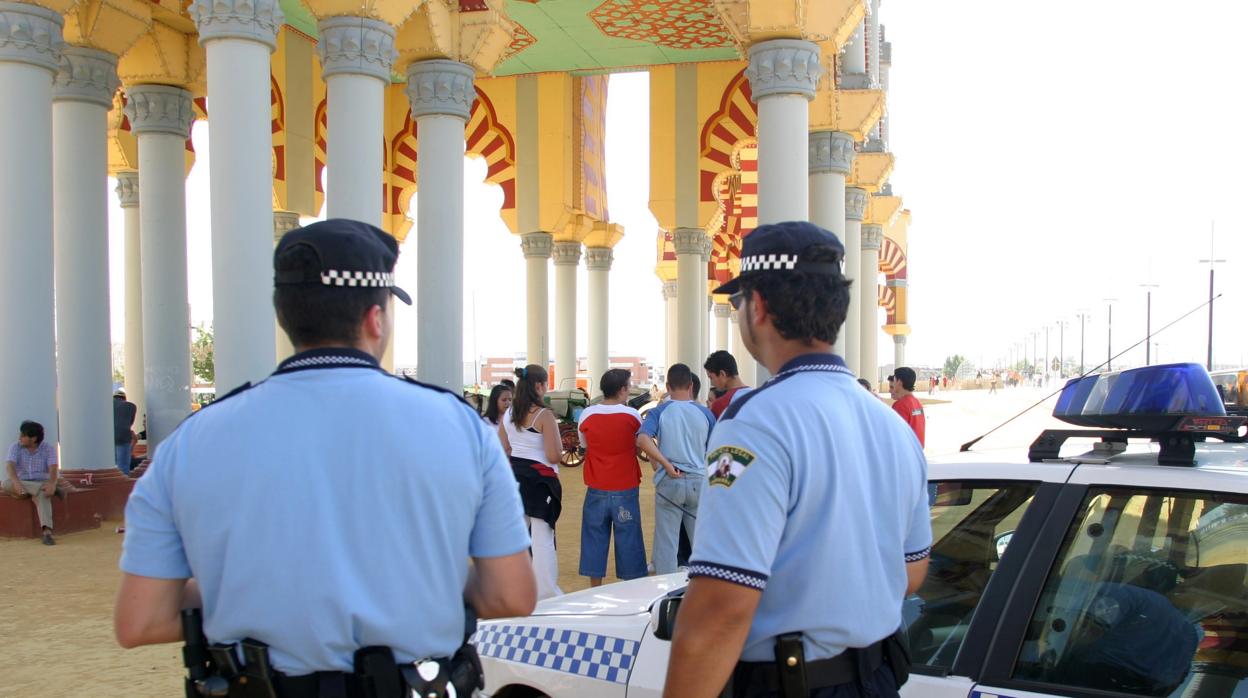 Agentes de la Policía Local junto a la portada de la Feria