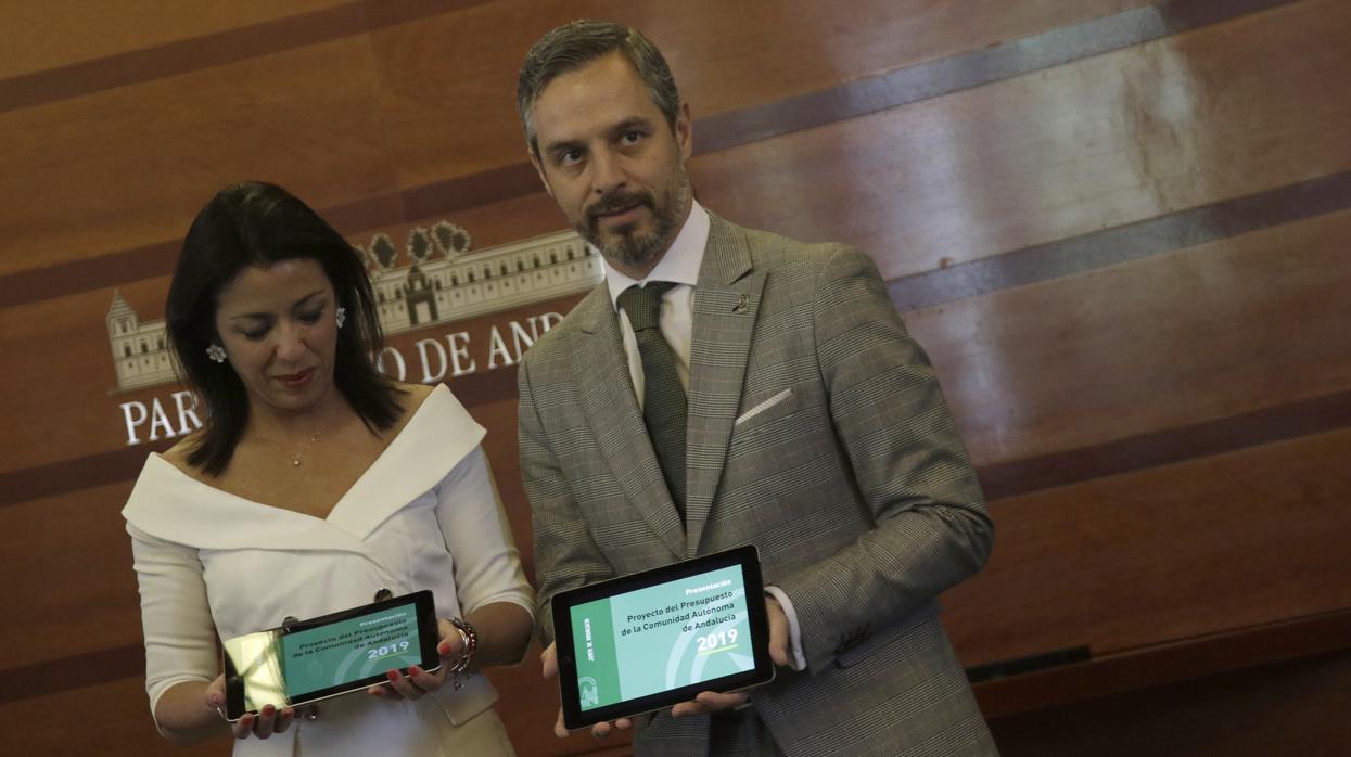 El consejero de Hacienda, Industria y Energía, Juan Bravo, entrega los presupuestos a la presidenta del Parlamento, Marta Bosquet