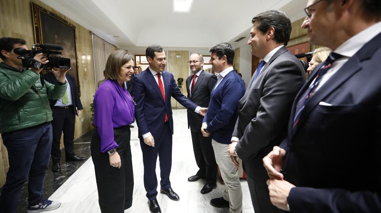 La alcaldesa en funciones, Isabel Ambrosio, junto al presidente de la Junta, Juanma Moreno