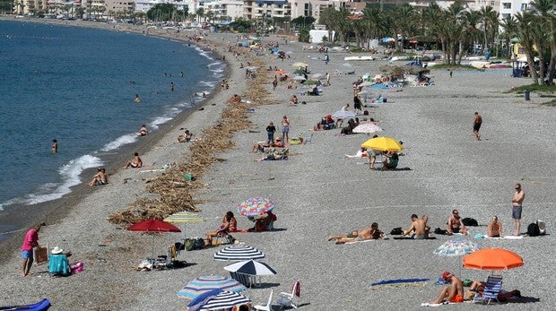 Le pillan tocándose delante de dos niñas en las duchas de una playa de Granada