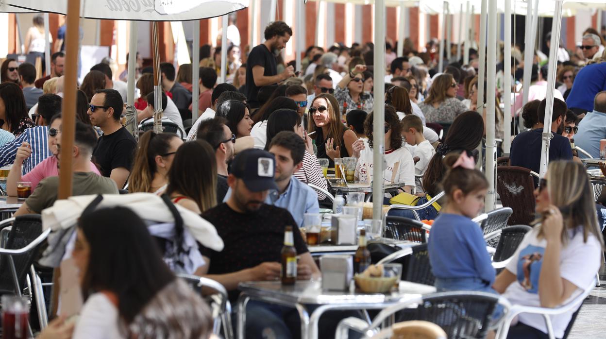 Cordobeses disfrutando del buen tiempo en Córdoba