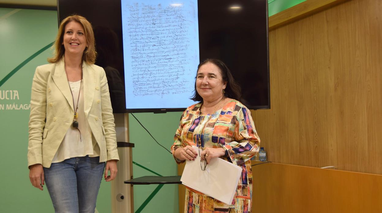 La delegada de Cultura, Carmen Casero, junto a la directora del Archivo, Esther Cruces