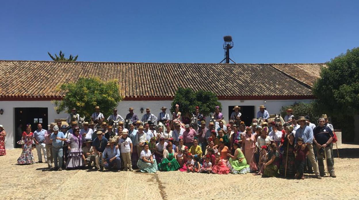 Los hermanos de la hermandad del Rocío de Córdoba llegan a la hacienda de Bujalmoro