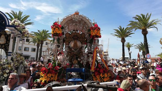 Huelva despide a la Hermandad de Emigrantes entre vítores y cantos a la Virgen del Rocío