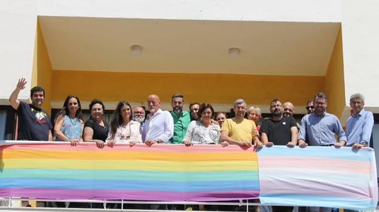 Cuín, cuarta por la derecha, el jueves en el despliegue de la bandera arcoiris en el Ayuntamiento de Torremolinos