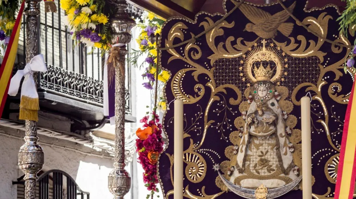 Simpecado de la hermandad de Nuestra Señora del Rocío de Priego de Córdoba el día de su salida