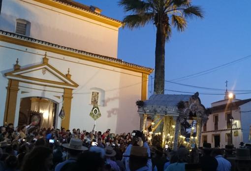 La carreta del simpecado de Córdoba, camino de la iglesia de Villamanrique