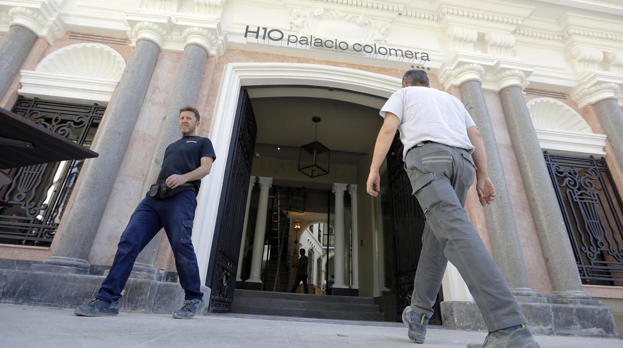 Imagen de la entrada al hotel Palacio Colomera, donde los operarios ayer aún trabajaban