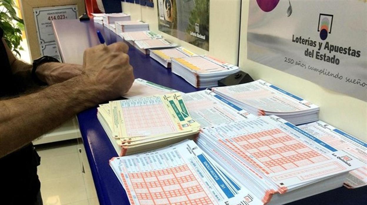 Interior de una administración lotera con las diferentes apuestas y sorteos