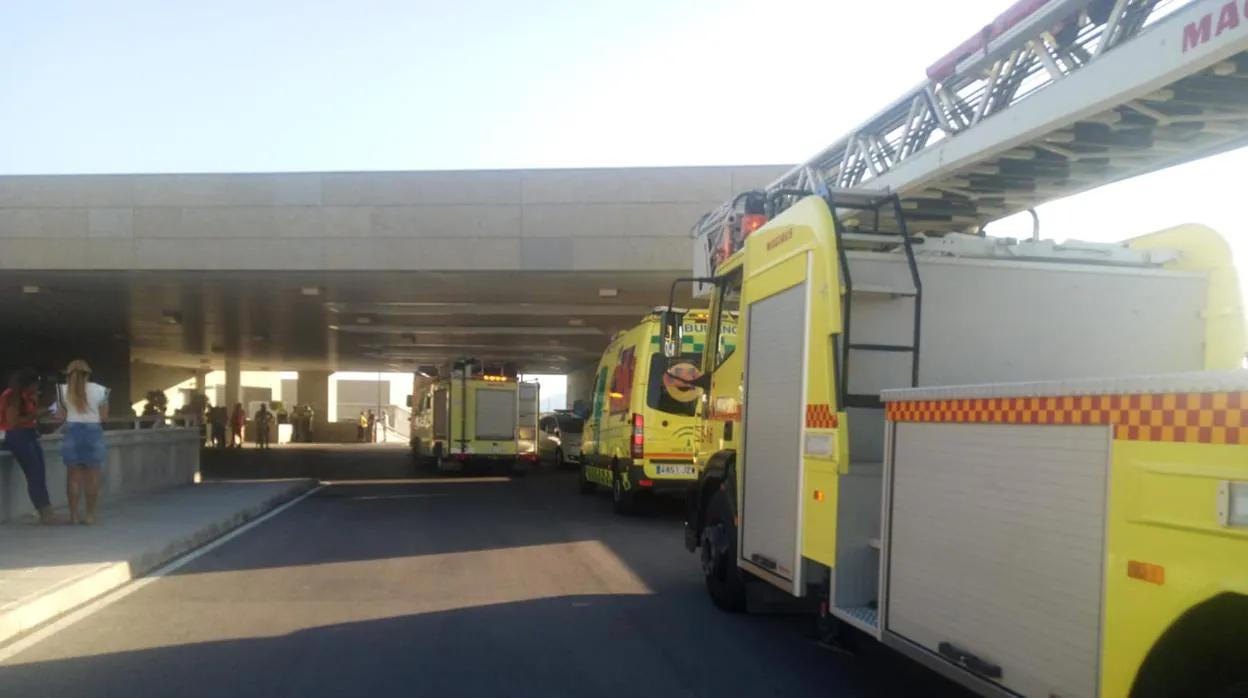 Dos camiones de bomberos y una ambulancia, este domingo ante las Urgencias del hospital de La Línea