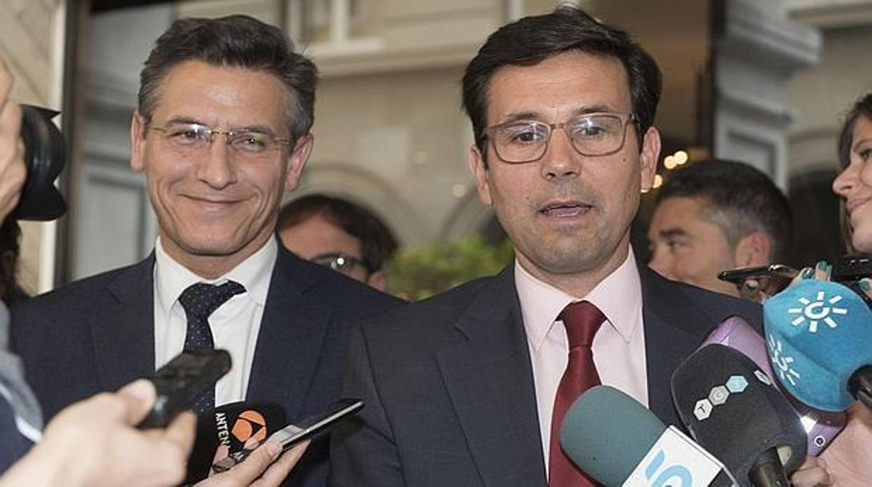 A la izquierda, Luis Salvador, junto al alcalde de Granada, el socialista Francisco Cuenca.