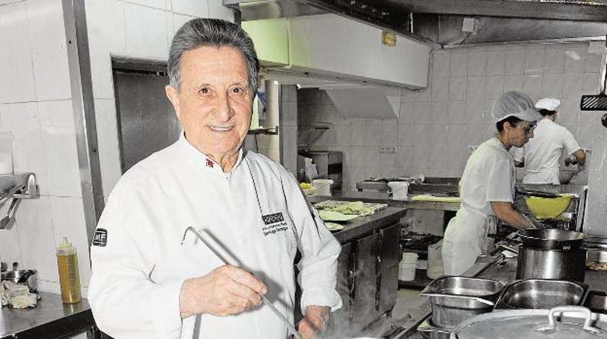 El cocinero Santiago Dominguez en las cocinas de su restaurante en Marbella