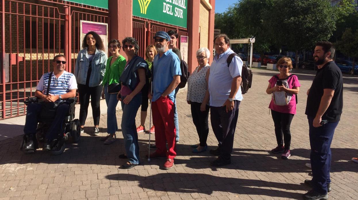 Una veintena de personas haciendo cola ante las taquillas de la plaza de toros de Córdoba