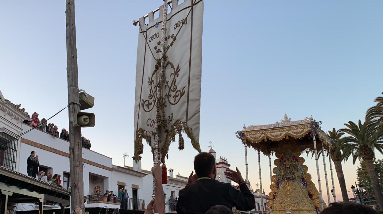 La hermandad del Rocío de Córdoba se presenta ante la Virgen del Rocío en la aldea almonteña