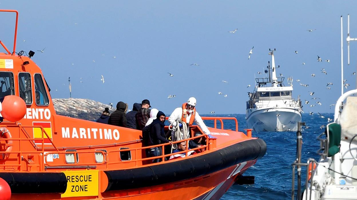 Inmigrantes a bordo de una embarcación de Salvamento Marítimo en Almería