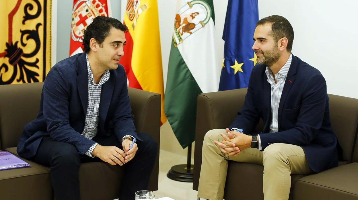 El concejal electo de VOX, Joaquín Pérez de la Blanca y el alcalde en funciones Ramón Fernández-Pacheco.
