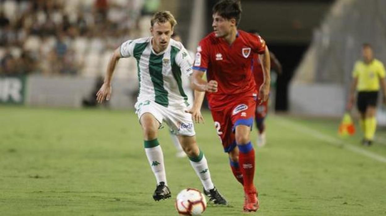 Javi Lara persigue a un rival durante un partido