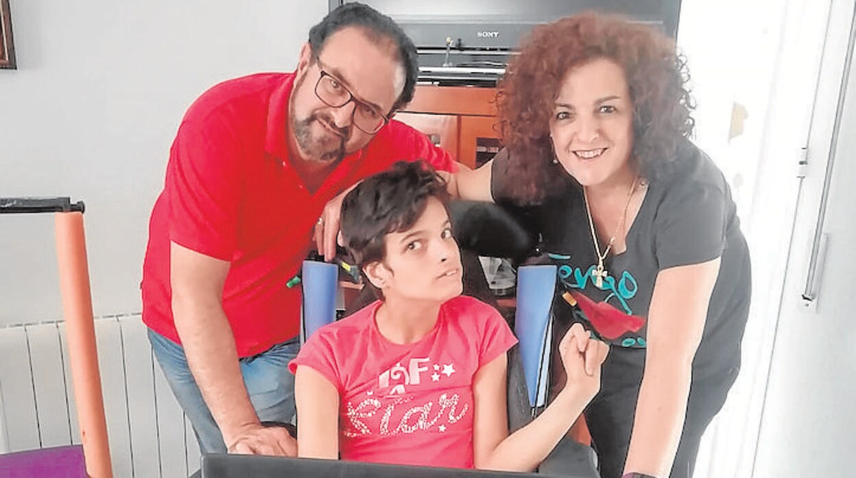 Alba María Luque junto a sus padres