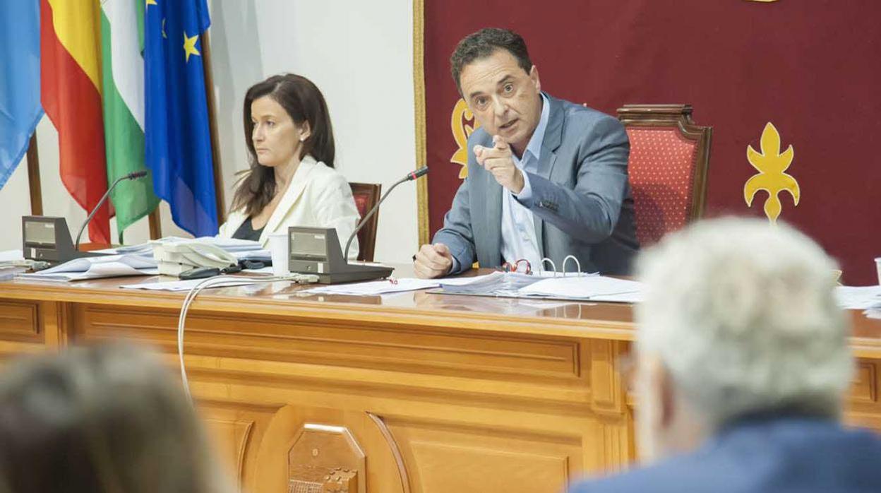 El alcalde de Torremolinos, José Ortiz, durante un pleno celebrado este mandato