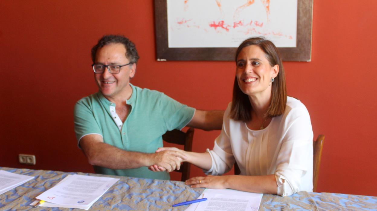 Firma del acuerdo esta mañana entre Ramón Martín y Cristina Piernagorda