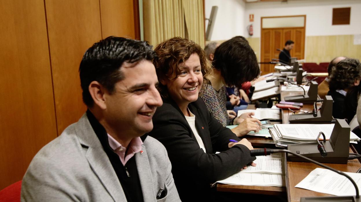 Pedro García y Alba Doblas en un pleno municipal