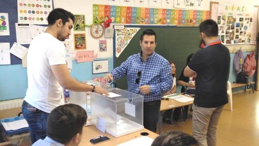 José Ignacio Expósito, alcalde de Peñarroya, votando en las últimas elecciones municipales