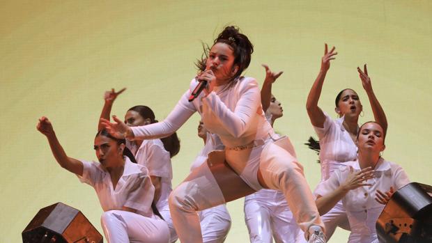 Rosalía desata la euforia en la Noche Blanca del Flamenco de Córdoba