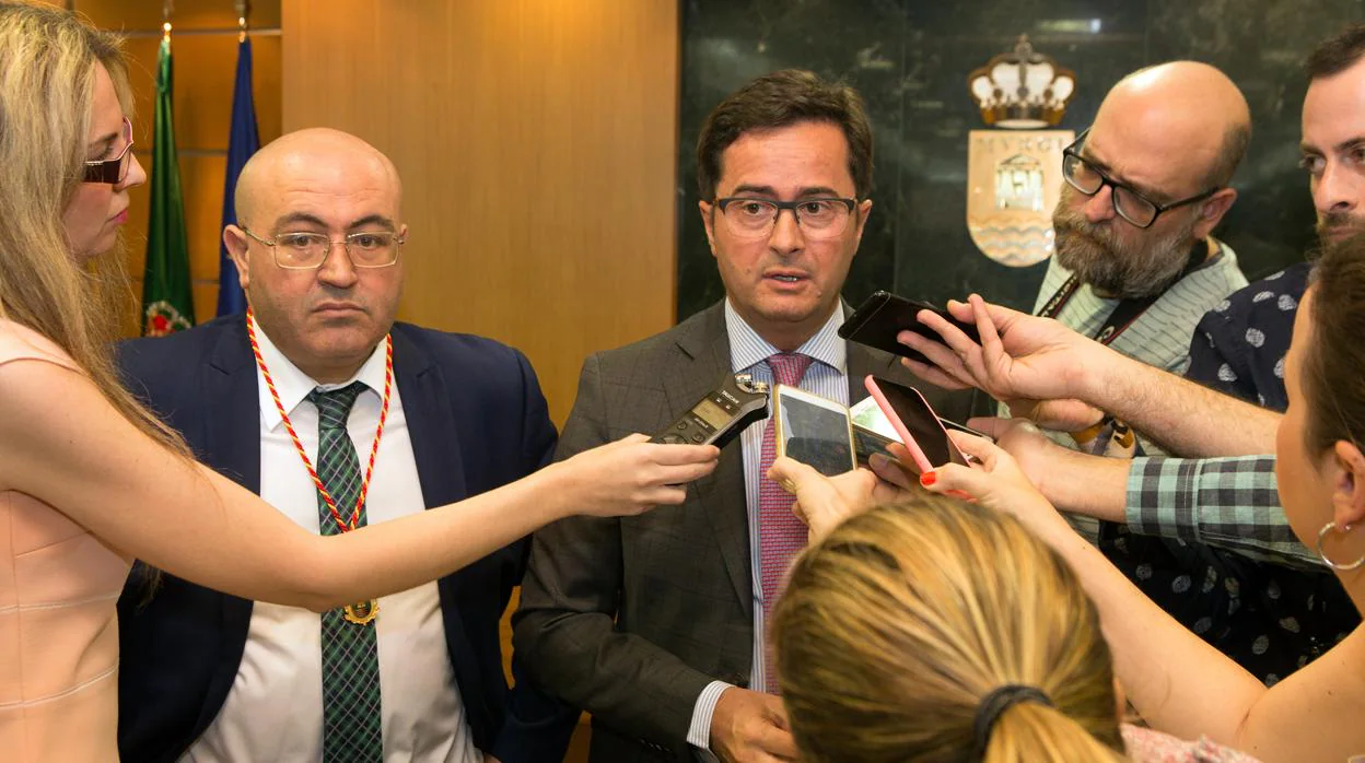 Juan José Bonilla (VOX) y Francisco Góngora (PP) durante la atención a medios hoy en El Ejido.