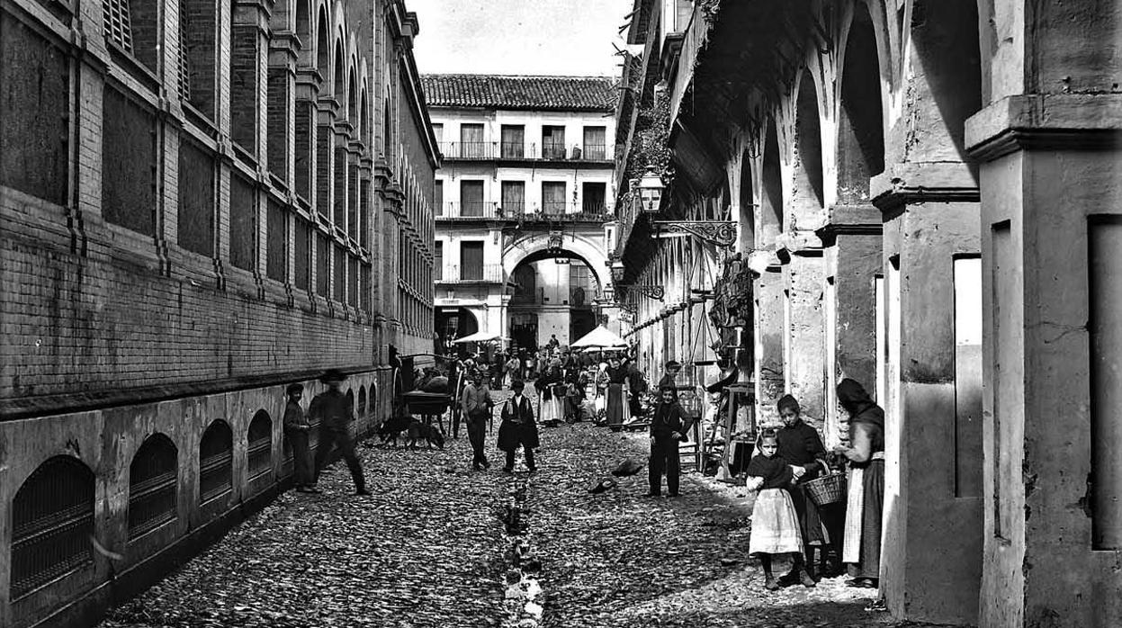 La Corredera, con el mercado en el centro, en el año 1900