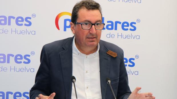 El presidente del PP de Huelva elude valorar la fuga de las ediles de Punta Umbría que apoyaron al PSOE