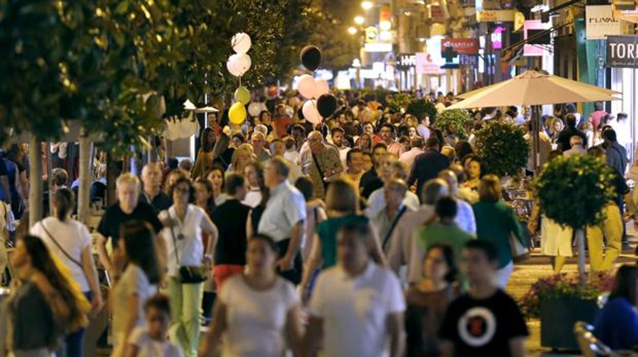 Calles del centro de Córdoba llenas de gente en la pasada edición de la «Shopping Night»