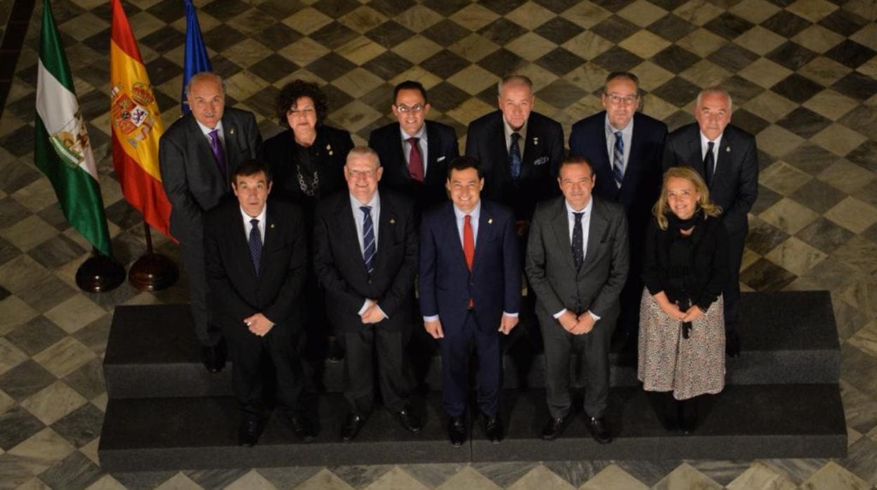 Los presidentes de los consejos andaluces, junto a Moreno Bonilla