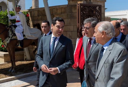 Juanma Moreno (c), y el conservador del Mausoleo, Abdelhak El Merino (d), tras el acto de la ofrenda floral hoy en el Mausoleo de Mohamed V y de Hassan II en Rabat