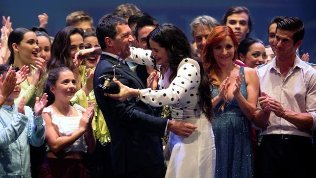 Rosalía recibe el Premio Artes Escénicas «Antonio Banderas» de la mano del actor