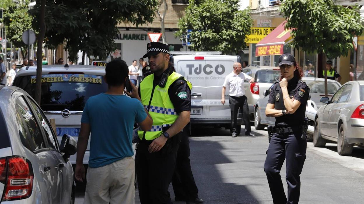 Vecinos ante la vivienda en la que fue asesinada la mujer