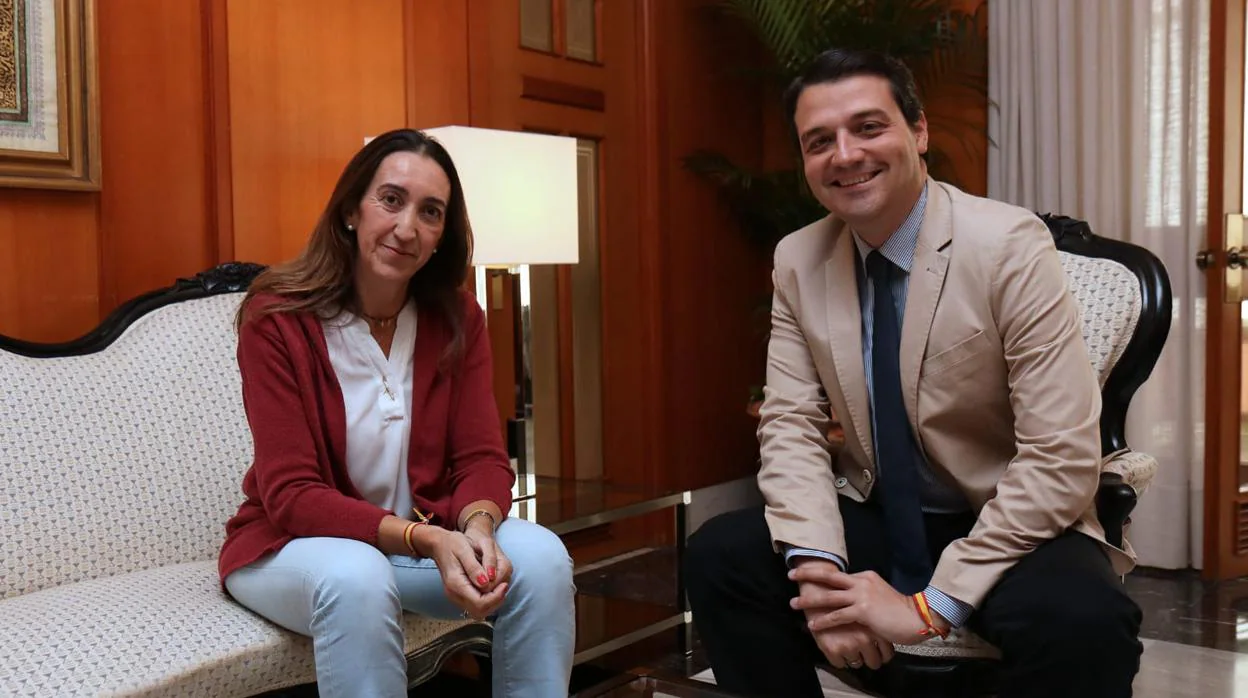 El alcalde de Córdoba, José María Bellido, junto a la portavoz de Vox, Paula Badanelli