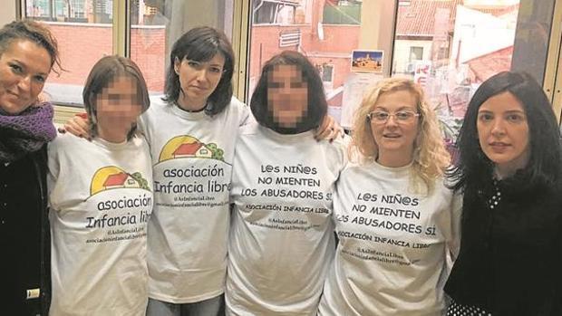 Una decena de padres afectados se unen en Granada contra Infancia Libre