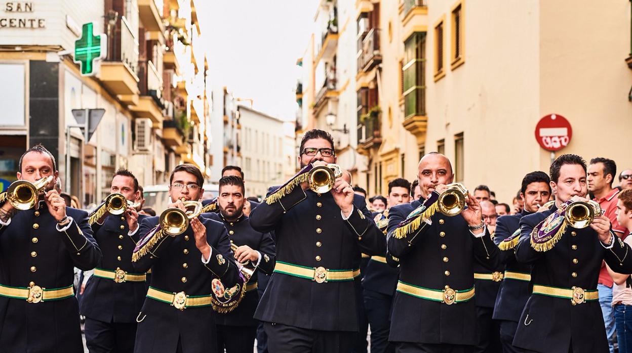 Músicos de la banda de cornetas y tambores de la Centuria Romana Macarena