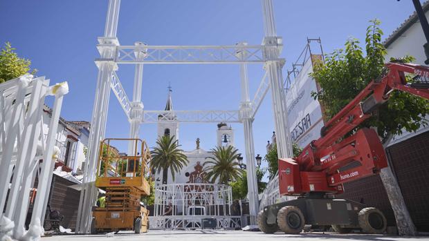 La catedral efímera ya despunta en la plaza principal de Almonte