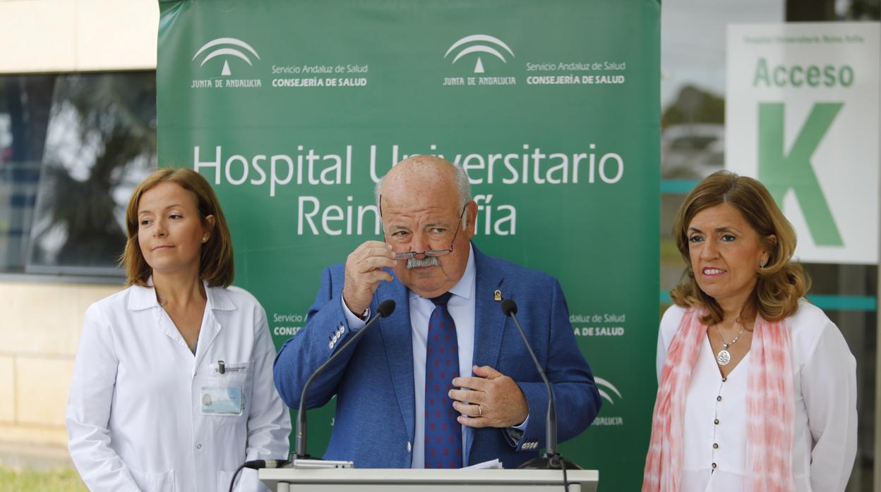 Aguirre, entre la directora del Reina Sofía y la delegada de Salud, en una reciente visita a Córdoba