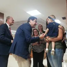 De la Torre y Moreno saludan a una niña en el Materno Infantil de Málaga