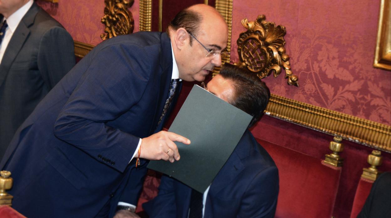 El popular Sebastián Pérez charla con Luis Salvador antes del pleno de investidura, tras lo que abandonó el Ayuntamiento de Granada por la puerta de atrás.