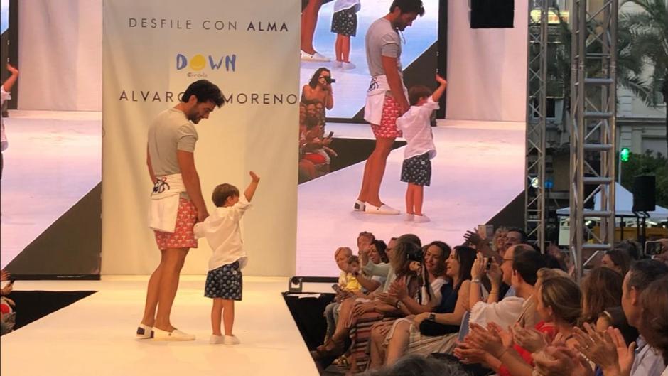 El desfile con chicos Down de Álvaro Moreno abre una multitudinaria e inclusiva Shopping Night de Córdoba