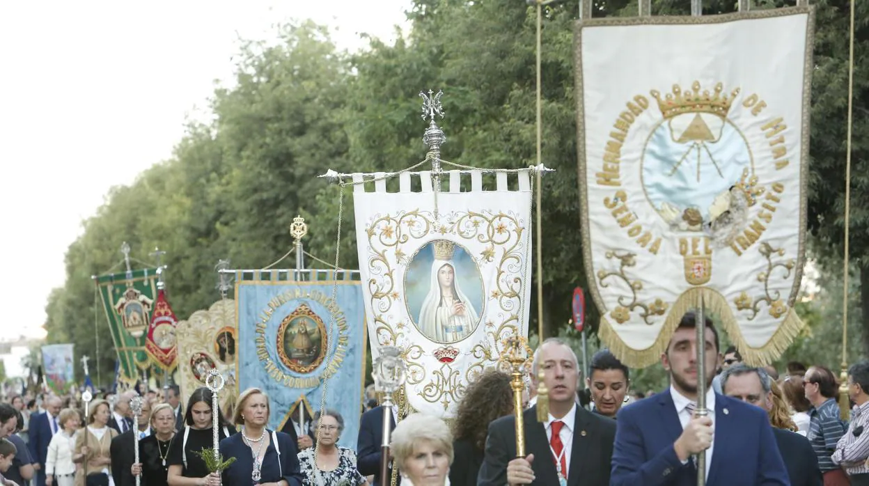 Estandartes de hermandades en la procesión del Corpus Christi de Córdoba por la Ribera