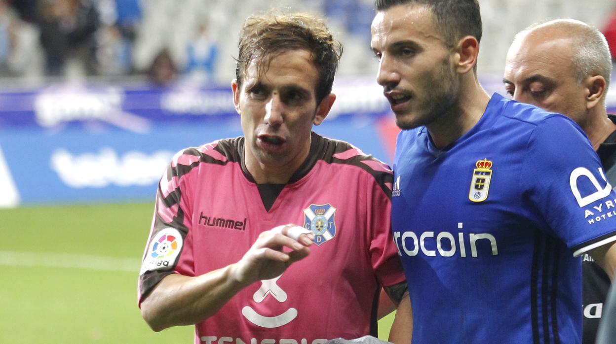 Raúl Cámara habla con el cordobés Fernández, en un Oviedo-Tenerife de hace varias temporadas