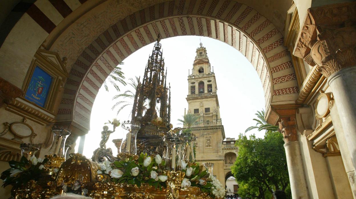 La custodia sale de la Catedral de Córdoba con la torre al fondo
