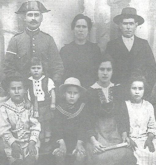 El agente Juan Roca Arjona, con su familia en 1920, en Priego de Córdoba