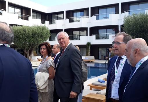 José Luis Cobián, en el centro de la imagen, junto a otros empresarios que participaron en la misión comercial